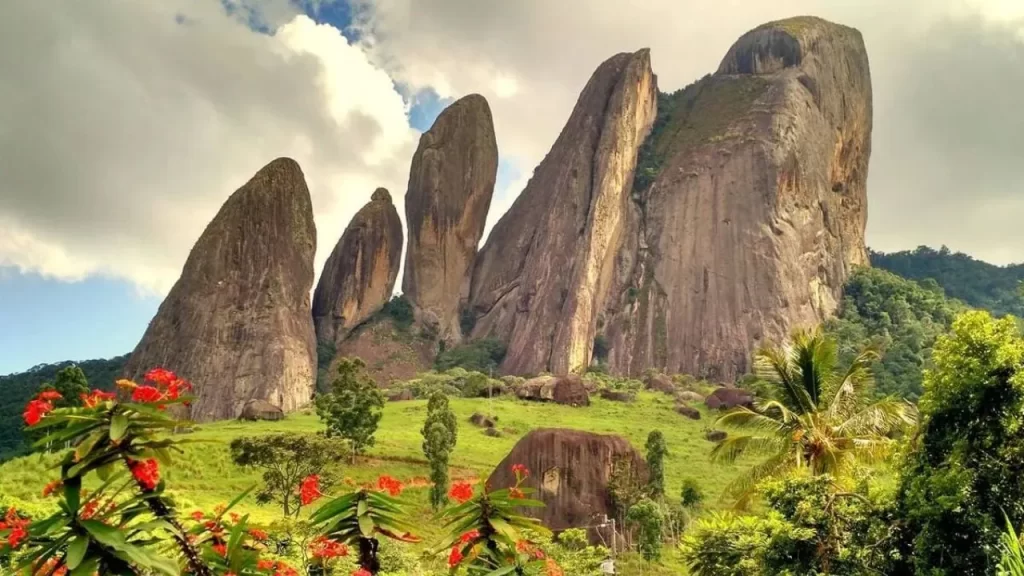 Rotas Turísticas no Espírito Santo: Os Melhores Destinos para Explorar o Estado 3 Formações Rochosas Notáveis em Guarapari