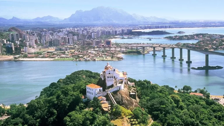 Vista Panoramica de Guarapari com o Convento da Penha