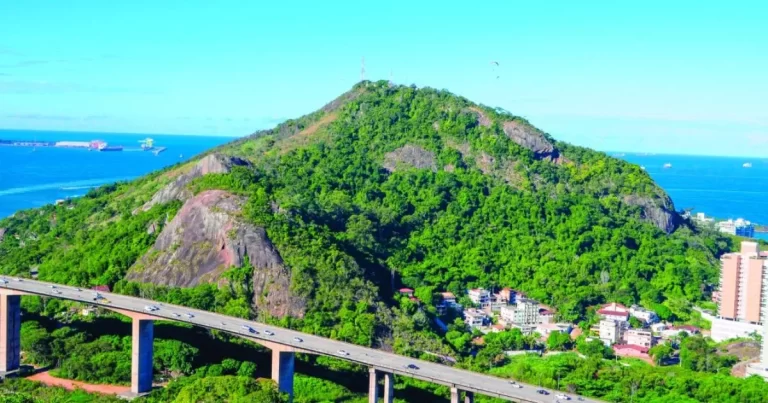 Vista panoramica do Morro do Moreno ponte e orla