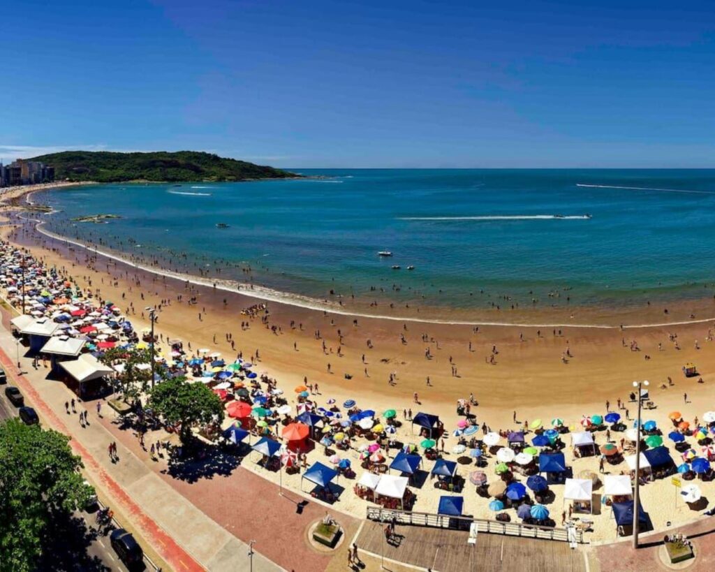 O Guia Definitivo: Descubra os Melhores Destinos no Espírito Santo para a Sua Viagem Perfeita 4 Imagem da Praia do Morro, o coração de Guarapari e um dos Melhores Destinos no Espírito Santo de praia.