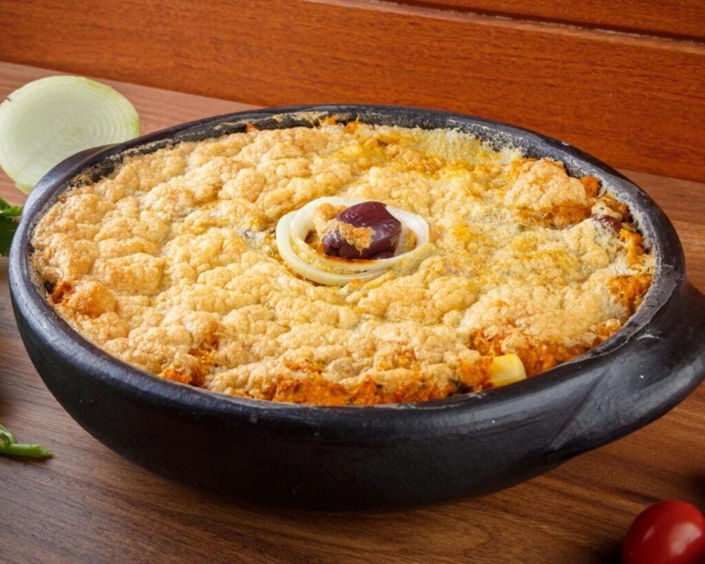 Guia Gastronômico de Vitória: Onde Provar a Moqueca e a Torta Capixaba 3 Deliciosa Torta Capixaba, um prato clássico de frutos do mar e palmito, conforme o Guia Gastronômico de Vitória.