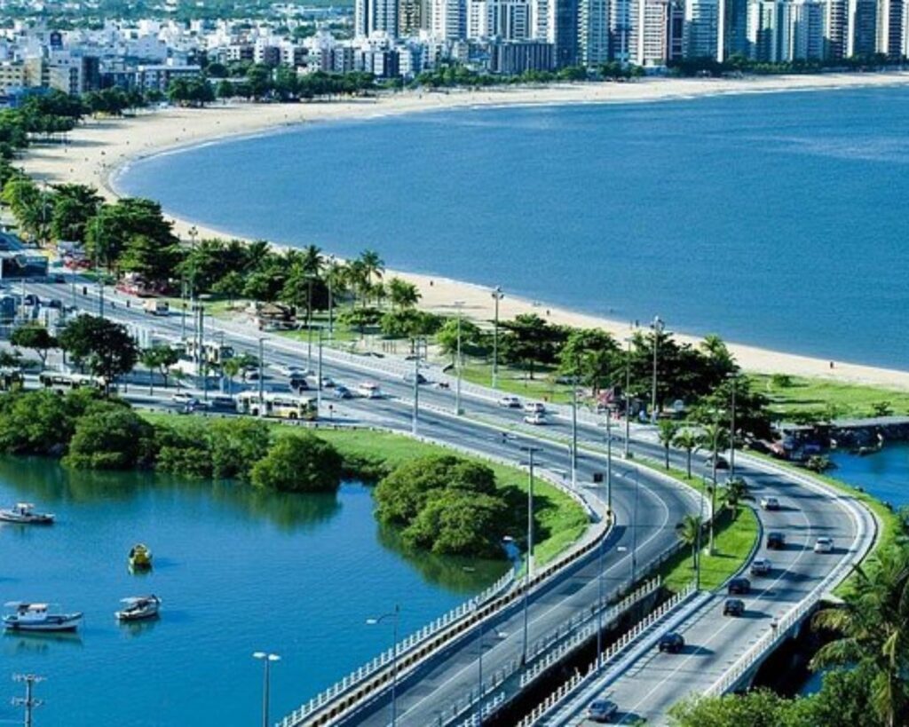 O Guia Definitivo: Descubra os Melhores Destinos no Espírito Santo para a Sua Viagem Perfeita 3 Imagem da Praia de Camburi, um dos Melhores Destinos no Espírito Santo na capital Vitória.