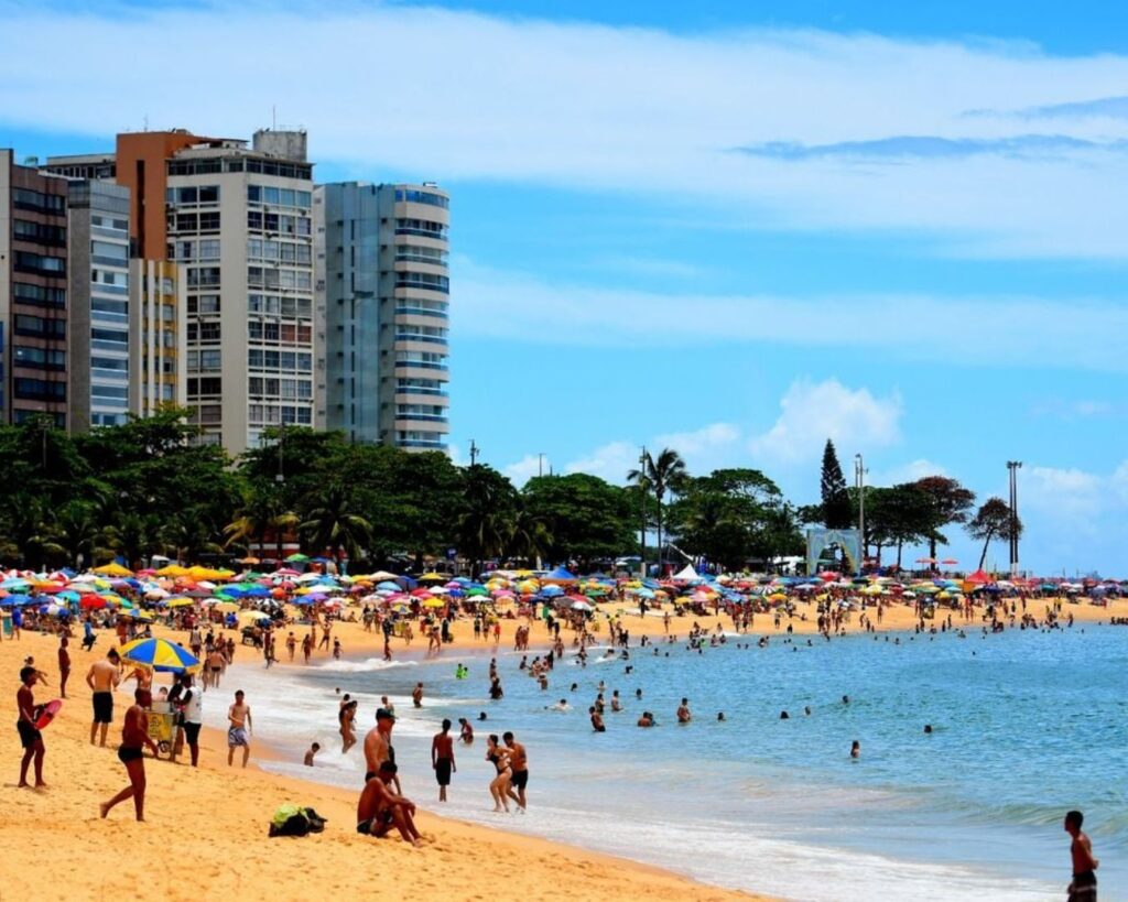 O Guia Definitivo: Descubra os Melhores Destinos no Espírito Santo para a Sua Viagem Perfeita 2 A orla da Praia da Costa, um dos Melhores Destinos no Espírito Santo para famílias e atividades ao ar livre.