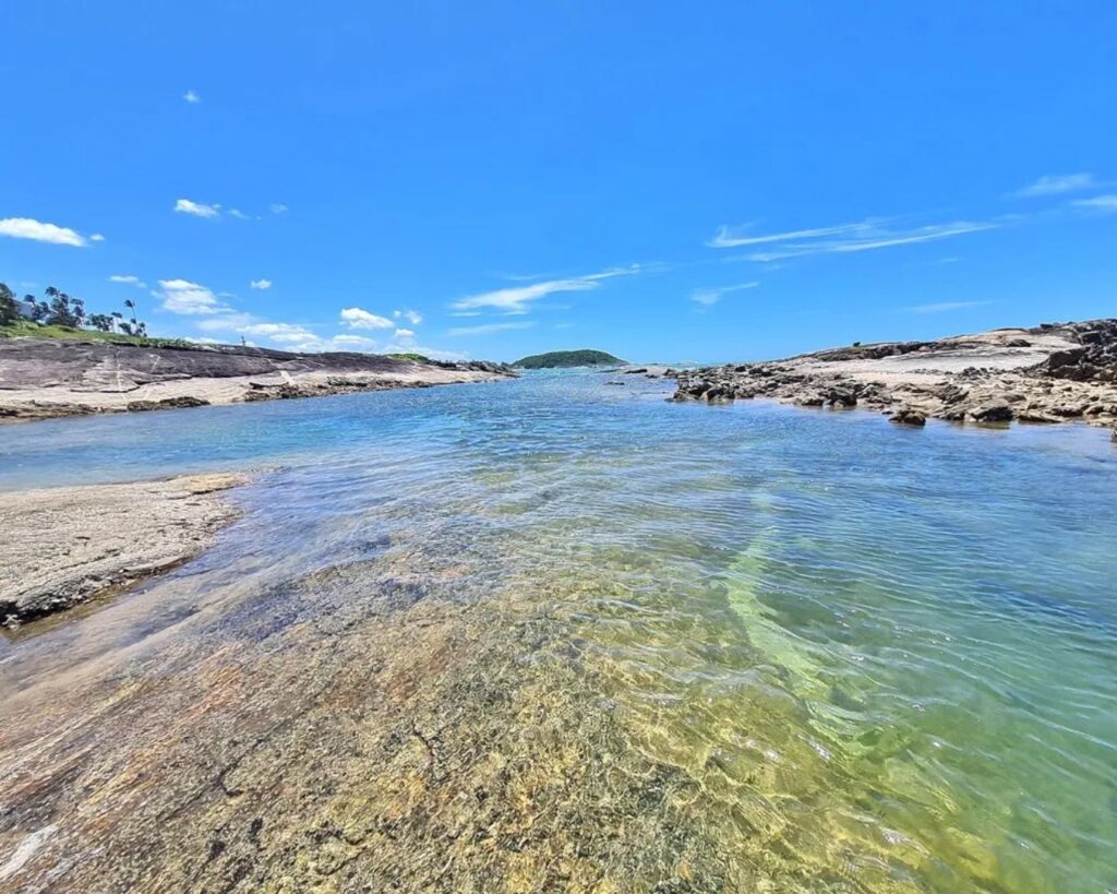 Meaípe: O Guia Completo: Restaurantes, praias e a tradição pesqueira 2 As Praias de Meaipe Da calmaria ao agito