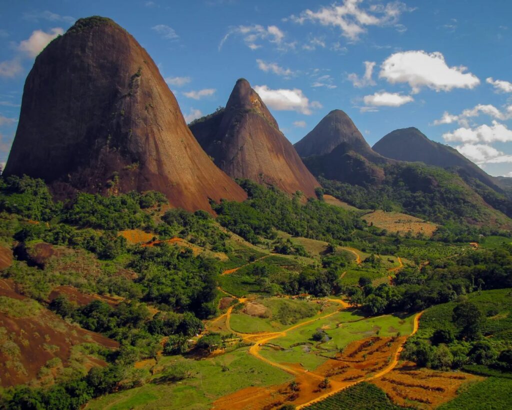 O Guia Definitivo: Descubra os Melhores Destinos no Espírito Santo para a Sua Viagem Perfeita 6 Os rochedos de Pancas, um dos Melhores Destinos no Espírito Santo para aventura e ecoturismo.