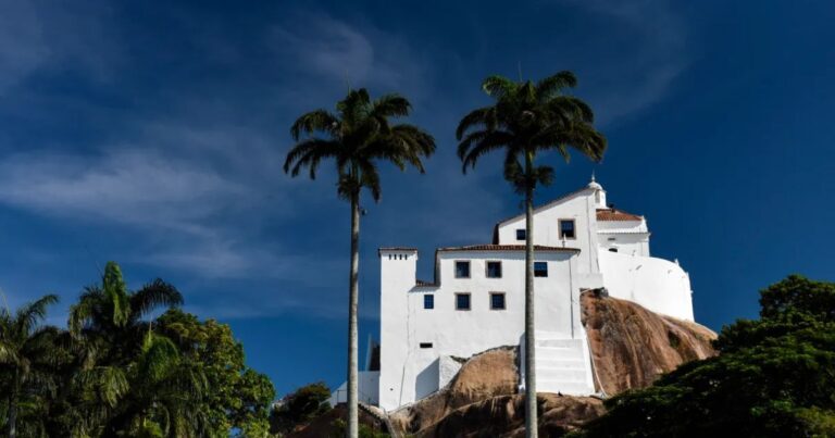 Imagem icônica do Convento da Penha, principal cartão-postal de Vila Velha, no Espírito Santo.