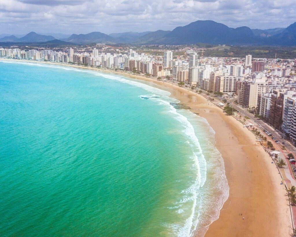 Como aproveitar Guarapari na alta temporada: Dicas para evitar a lotação 1 Como aproveitar Guarapari na alta temporada: um guia com dicas práticas para fugir da lotação. Descubra praias tranquilas e roteiros inteligentes para uma viagem sem estresse! Viaje tranquilo!