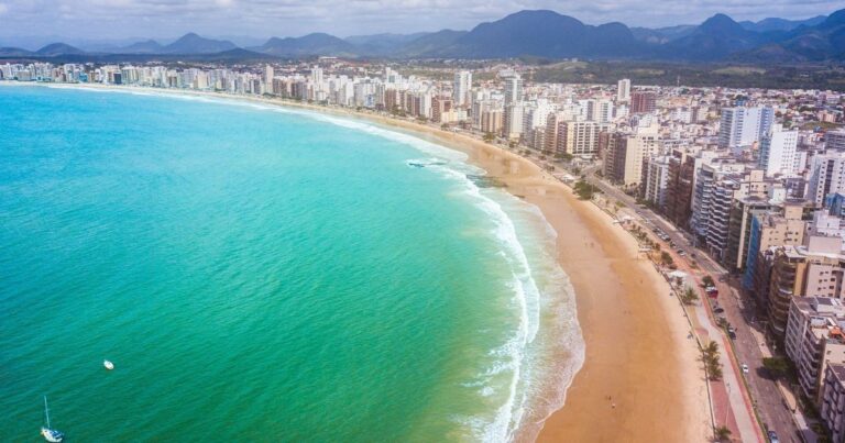 Como aproveitar Guarapari na alta temporada: um guia com dicas práticas para fugir da lotação. Descubra praias tranquilas e roteiros inteligentes para uma viagem sem estresse! Viaje tranquilo!