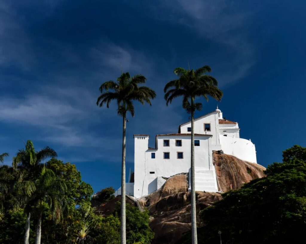Convento da Penha: Como Visitar, História e a Vista Panorâmica de tirar o fôlego 1 Imagem icônica do Convento da Penha, principal cartão-postal de Vila Velha, no Espírito Santo.