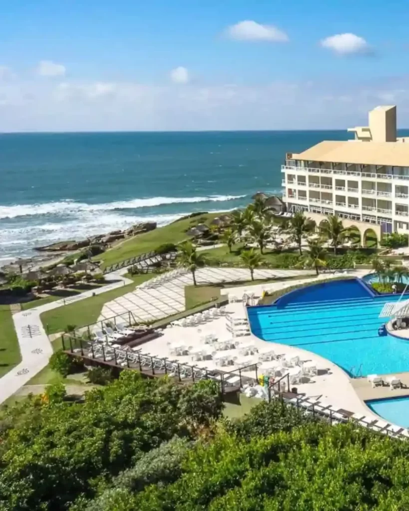 Como funciona o RCI viagens? Guia completo para transformar sua propriedade de férias em experiências incríveis 5 Vista de um resort com piscinas azuis, cadeiras de sol e prédios modernos. Saiba como funciona o RCI viagens e reserve a sua estadia ideal.