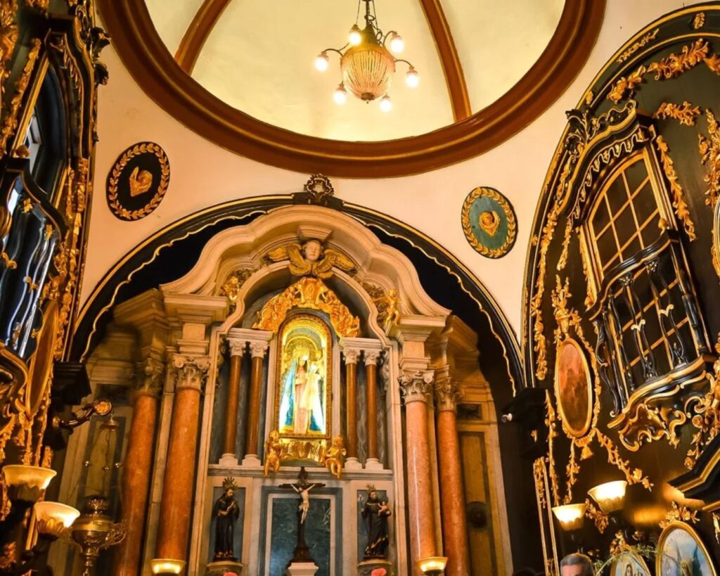 Convento da Penha: Como Visitar, História e a Vista Panorâmica de tirar o fôlego 3 Detalhes do interior do Convento da Penha, que destacam sua história e a devoção no local.