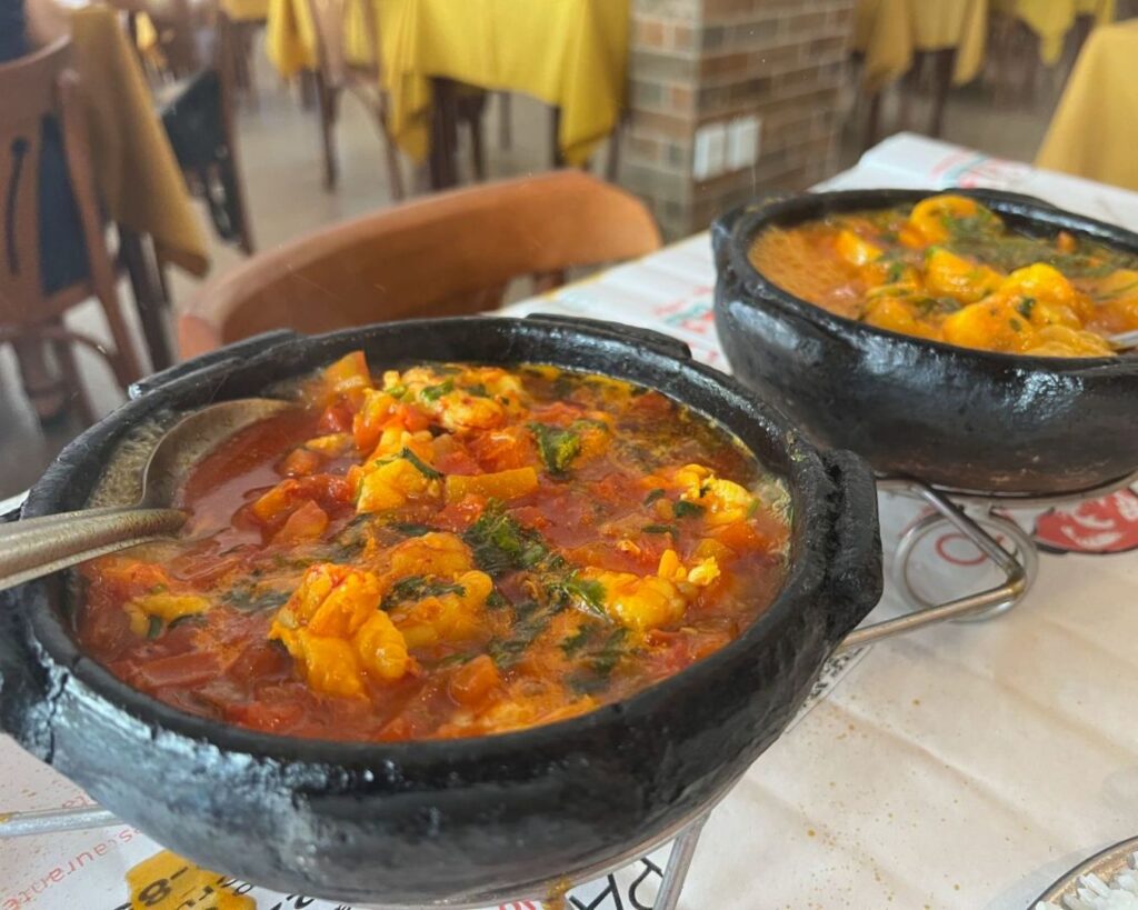 Guia Gastronômico de Vitória: Onde Provar a Moqueca e a Torta Capixaba 1 Moqueca Capixaba tradicional, servida na autêntica panela de barro, uma das principais dicas do Guia Gastronômico de Vitória.