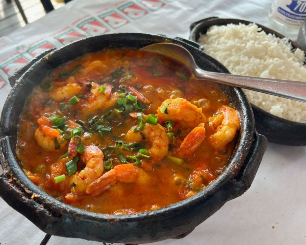 Guia Gastronômico de Vitória: Onde Provar a Moqueca e a Torta Capixaba 2 Moqueca Capixaba tradicional, servida na autêntica panela de barro, uma das principais dicas do Guia Gastronômico de Vitória.