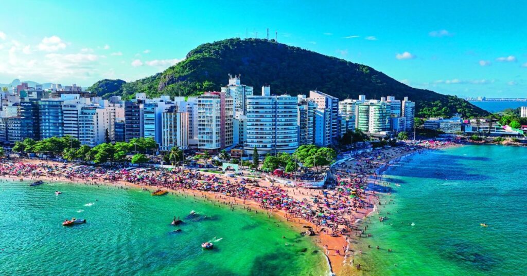 Guia de Praias de Vila Velha: Da Praia da Costa à Praia de Itaparica 1 Vista geral da orla de Vila Velha, mostrando a conexão entre as diversas praias do Guia de Praias de Vila Velha.