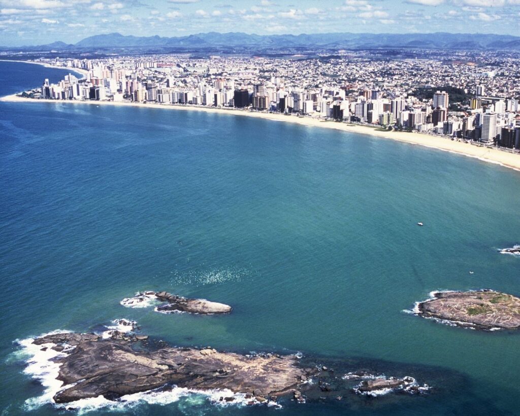 Guia de Praias de Vila Velha: Da Praia da Costa à Praia de Itaparica 2 Ampla orla da Praia da Costa, ideal para lazer e esportes, conforme o Guia de Praias de Vila Velha.
