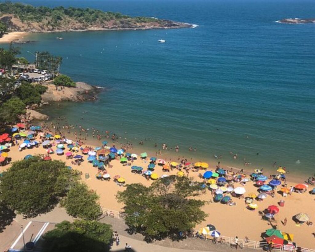 Guia de Praias de Vila Velha: Da Praia da Costa à Praia de Itaparica 4 Piscinas naturais na Praia da Sereia, um refúgio tranquilo segundo o Guia de Praias de Vila Velha.
