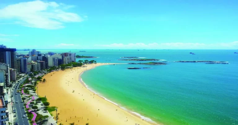 Praia de Camburi em Vitoria uma das 10 melhores praias do Espirito Santo