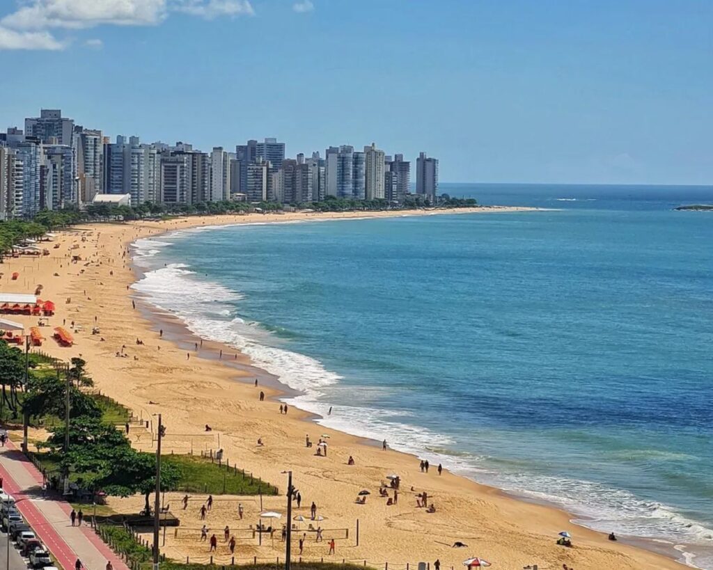 Guia de Praias de Vila Velha: Da Praia da Costa à Praia de Itaparica 3 Ondas e energia da Praia de Itaparica, um destaque no Guia de Praias de Vila Velha para surf e atividades esportivas.
