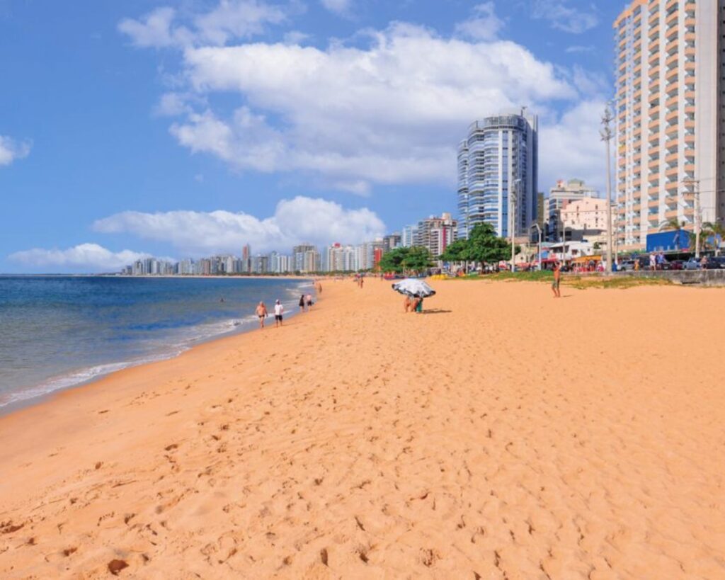 Guia de Praias de Vila Velha: Da Praia da Costa à Praia de Itaparica 5 Águas calmas e formações rochosas na Praia de Itapuã, detalhada no Guia de Praias de Vila Velha.