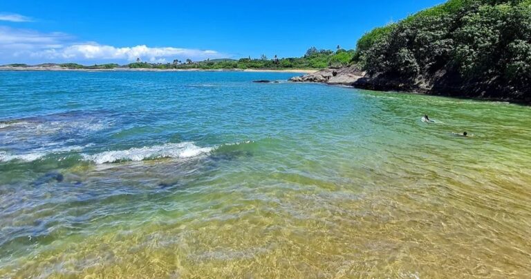Praia do Morcego Guarapari: seu guia completo para um paraíso escondido. Descubra como chegar, o que fazer e dicas valiosas. Planeje sua visita agora mesmo!