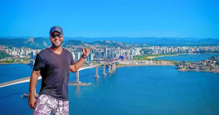Praia tropical com visitantes e vista para o Morro do Moreno morro do moreno