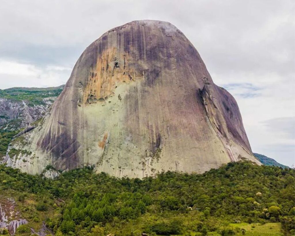 Rota do Lagarto: Um roteiro cênico de charme, gastronomia e paisagens 1 Rota do Lagarto: explore as paisagens da Pedra Azul, gastronomia de montanha e o charme das vilas. O roteiro perfeito para fugir da praia! Planeje sua viagem agora!