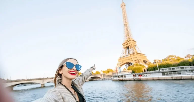 Turista feliz com a Torre Eiffel Descubra como funciona o RCI viagens para realizar o sonho de conhecer destinos iconicos