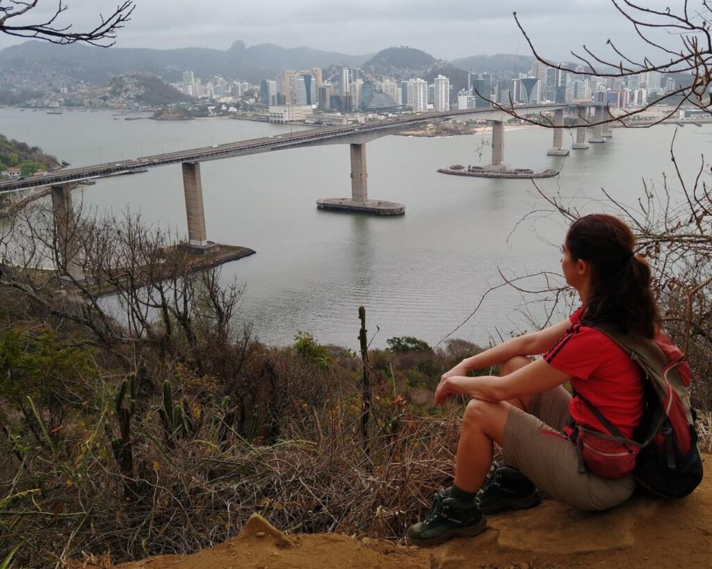 Morro do Moreno: Um guia completo para trilhas, atividades e o nascer do sol 2 Uma foto que mostre o caminho da trilha, para que o leitor tenha uma ideia do tipo de terreno e da experiência da caminhada.