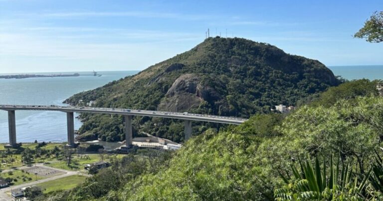 visto de longe, talvez da Praia da Costa ou da Terceira Ponte, para contextualizar o leitor.
