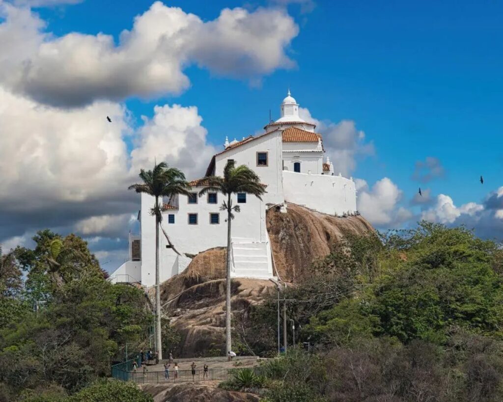Convento da Penha: Como Visitar, História e a Vista Panorâmica de tirar o fôlego 4 Vista panorâmica do Convento da Penha, mostrando a Terceira Ponte, a baía de Vitória e a beleza da região