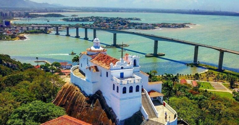 A majestosa vista do Convento da Penha e da imponente Terceira Ponte, representando dois dos Melhores Destinos no Espírito Santo.