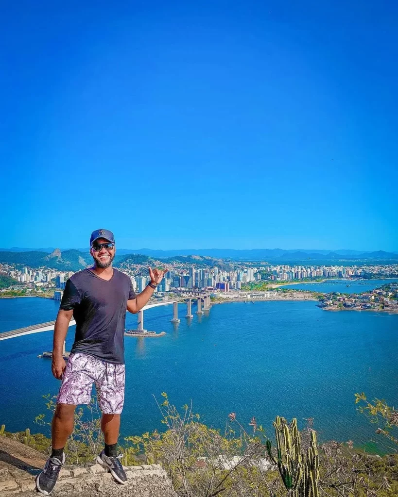 10 coisas para fazer no Morro do Moreno: guia completo para aproveitar ao máximo sua visita 1 Vista panorâmica do Morro do Moreno com a Terceira Ponte e Vila Velha.