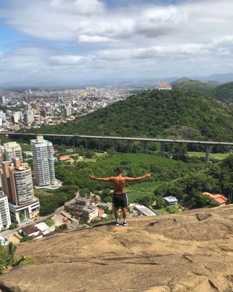 10 coisas para fazer no Morro do Moreno: guia completo para aproveitar ao máximo sua visita 7 Vista panoramica do Morro do Moreno com a Terceira Ponte e Vila Velha. 10