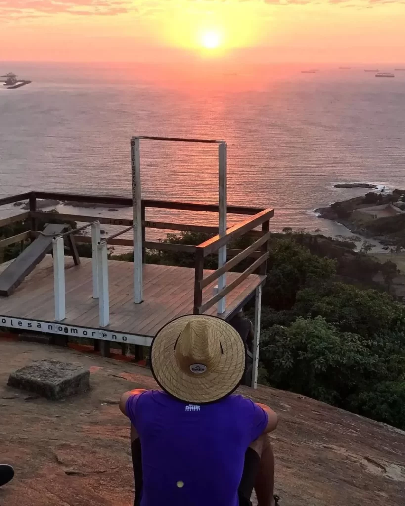 10 coisas para fazer no Morro do Moreno: guia completo para aproveitar ao máximo sua visita 2 Vista panorâmica do Morro do Moreno com a Terceira Ponte e Vila Velha.