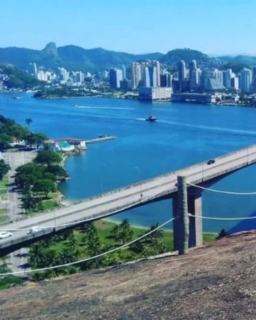 10 coisas para fazer no Morro do Moreno: guia completo para aproveitar ao máximo sua visita 6 Vista panoramica do Morro do Moreno com a Terceira Ponte e Vila Velha. 13