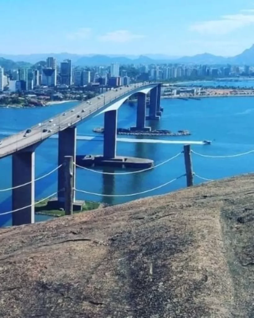 10 coisas para fazer no Morro do Moreno: guia completo para aproveitar ao máximo sua visita 14 Vista panoramica do Morro do Moreno com a Terceira Ponte e Vila Velha. 14