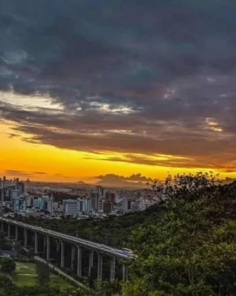 10 coisas para fazer no Morro do Moreno: guia completo para aproveitar ao máximo sua visita 16 Vista panorâmica do Morro do Moreno com a Terceira Ponte e Vila Velha.