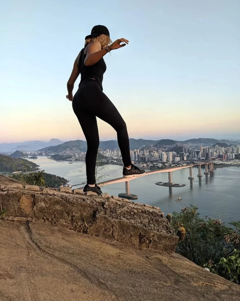 10 coisas para fazer no Morro do Moreno: guia completo para aproveitar ao máximo sua visita 4 Vista panorâmica do Morro do Moreno com a Terceira Ponte e Vila Velha.