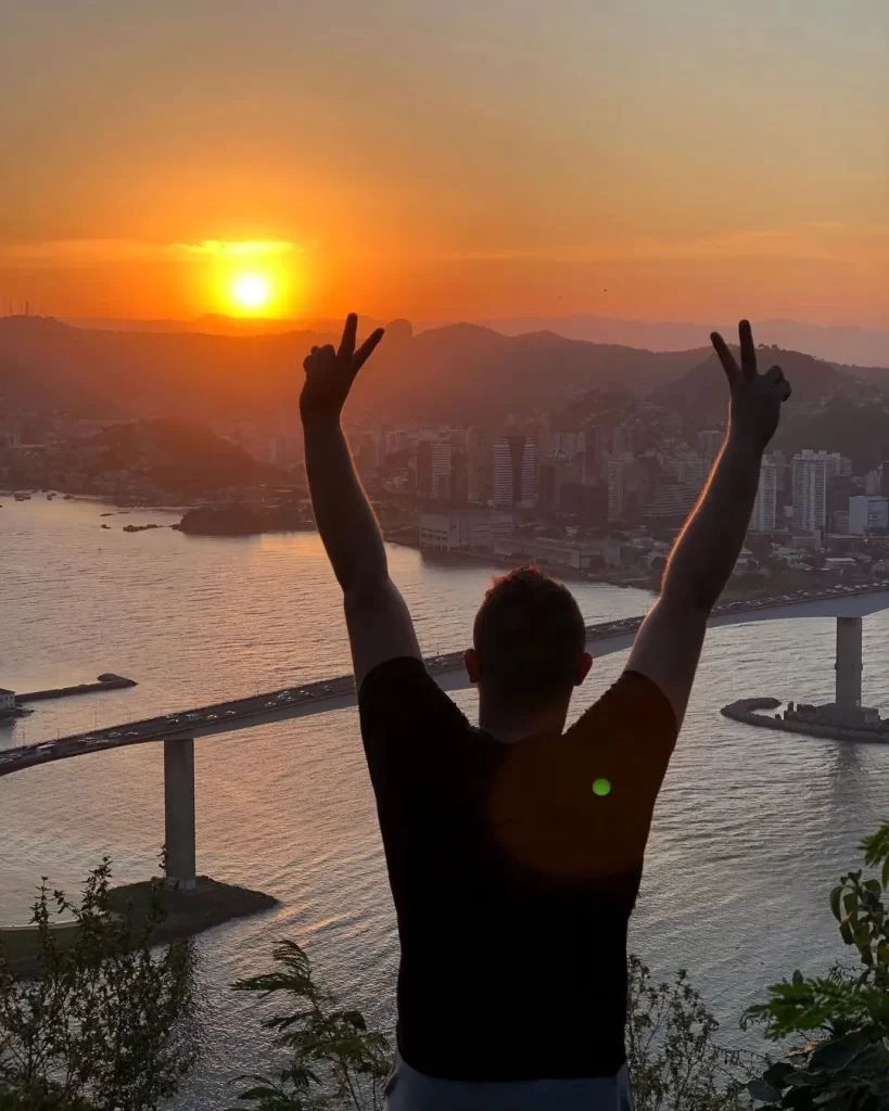 10 coisas para fazer no Morro do Moreno: guia completo para aproveitar ao máximo sua visita 3 Vista panorâmica do Morro do Moreno com a Terceira Ponte e Vila Velha.