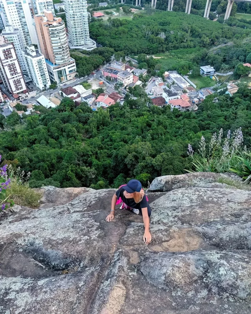 10 coisas para fazer no Morro do Moreno: guia completo para aproveitar ao máximo sua visita 10 Vista panoramica do Morro do Moreno com a Terceira Ponte e Vila Velha. 8
