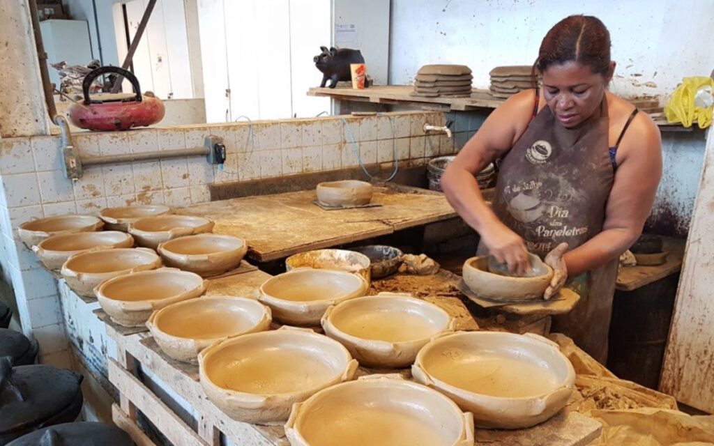 Moqueca Capixaba: Sabor, Tradição e Identidade do Espírito Santo 3 A Panela de Barro das Paneleiras de Goiabeiras