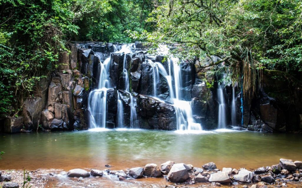 As Melhores Cachoeiras de São Paulo: Um Guia Completo e Gratuito 3 Cachoeiras para Banho no Interior de SP