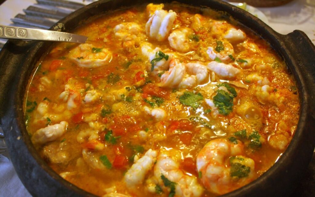 Moqueca Capixaba: Sabor, Tradição e Identidade do Espírito Santo 2 Moqueca Capixaba vs. Moqueca Baiana Duas Tradições, Dois Sabores