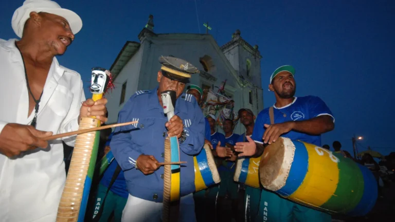 Banda de congo se apresentando em festa popular no Espírito Santo