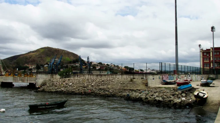 Baía de Vitória com barcos e o Penedo, trajeto do aquaviário entre Vitória, Vila Velha e Cariacica