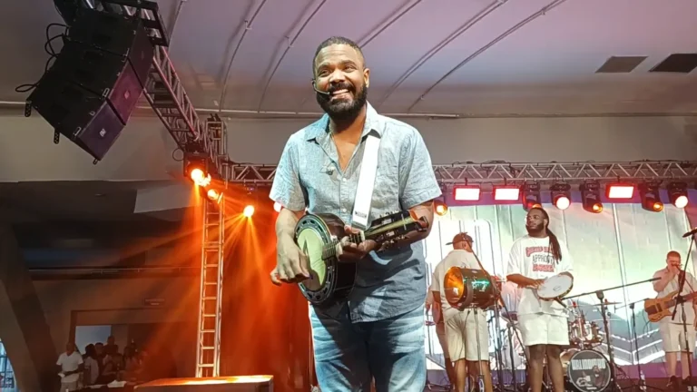 Arlindinho Cruz cantando e tocando no palco