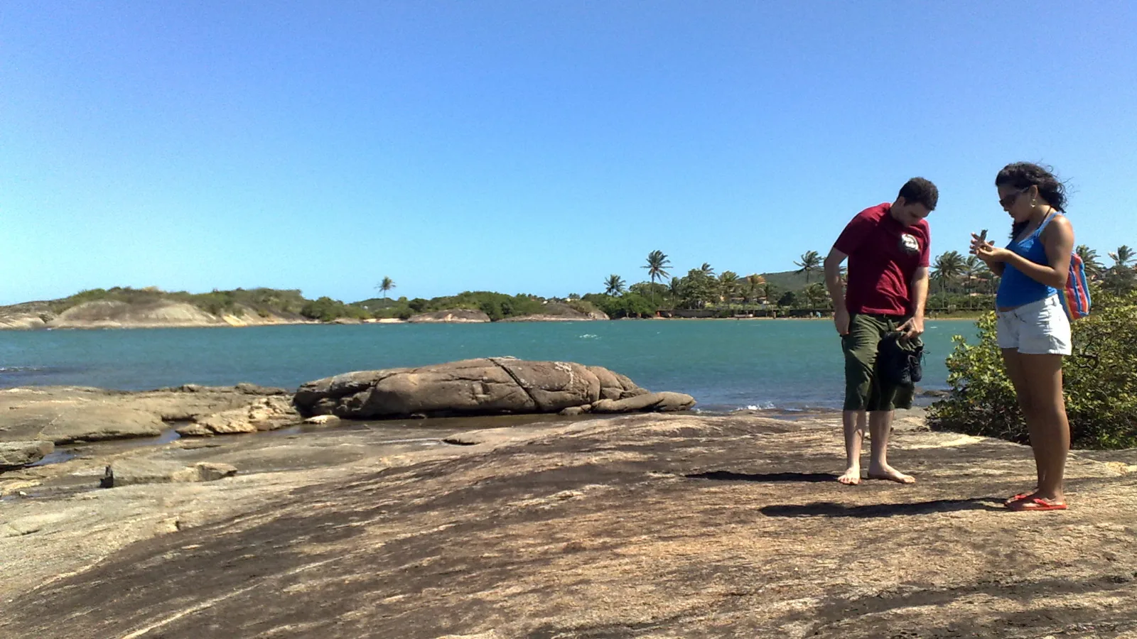 Visitantes nos costões rochosos das Três Praias, em Guarapari