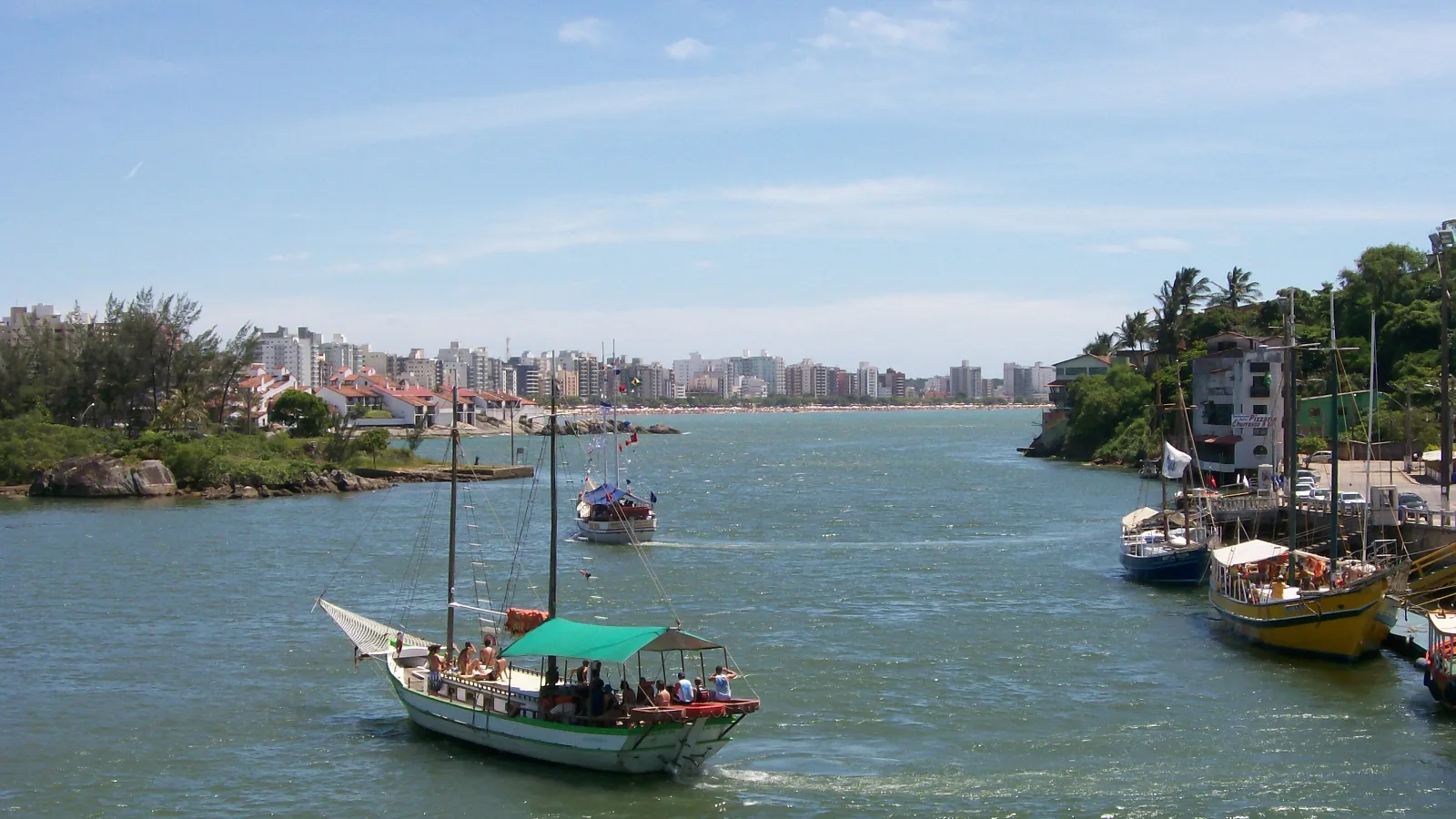 Escuna saindo do cais de Guarapari em direção à Praia do Morro