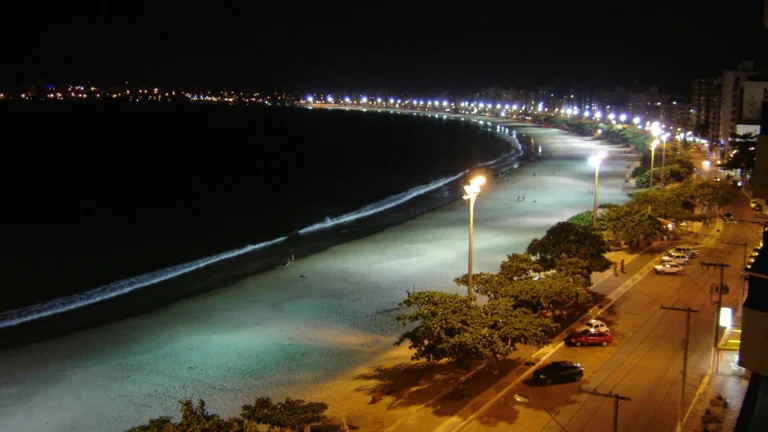 Orla de Guarapari iluminada à noite, palco dos eventos do feriado