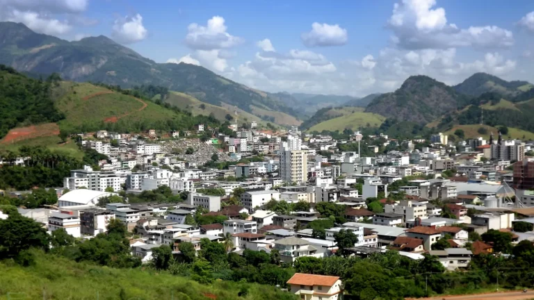 Vista da cidade de Castelo (ES) entre montanhas, sede da Expoagro